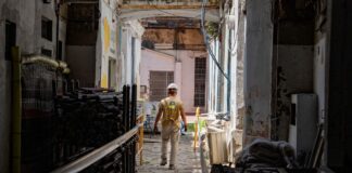 Trabajador en una calle de Barcelona en una imagen que refleja la economía real en España