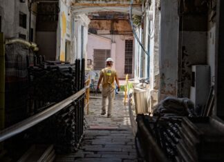 Trabajador en una calle de Barcelona en una imagen que refleja la economía real en España