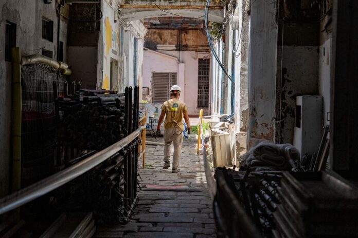 Trabajador en una calle de Barcelona en una imagen que refleja la economía real en España