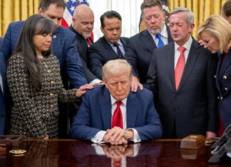 «Plan Divino»: un comandante de EE.UU. afirma que la guerra contra Irán es el inicio del Armagedón El presidente Donald Trump sentado en el Despacho Oval, rodeado de líderes evangélicos que le imponen las manos en señal de oración, incluyendo a su consejera espiritual Paula White-Cain.