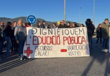 Los docentes cortan la A2, la AP-7 y accesos principales a Barcelona Los docentes vaga