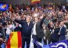 Alfonso Fernández Mañueco y Alberto Núñez Feijóo celebran los resultados electorales en Castilla y León rodeados de simpatizantes con banderas de España y del PP.