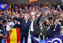 Alfonso Fernández Mañueco y Alberto Núñez Feijóo celebran los resultados electorales en Castilla y León rodeados de simpatizantes con banderas de España y del PP.