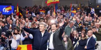 Alfonso Fernández Mañueco y Alberto Núñez Feijóo celebran los resultados electorales en Castilla y León rodeados de simpatizantes con banderas de España y del PP.