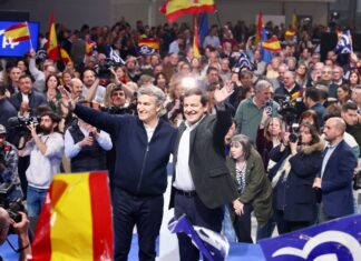 El ‘No a la guerra’ no evita la mayoría absoluta de la derecha en votos y escaños Alfonso Fernández Mañueco y Alberto Núñez Feijóo celebran los resultados electorales en Castilla y León rodeados de simpatizantes con banderas de España y del PP.