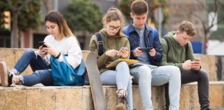 jóvenes en entorno urbano