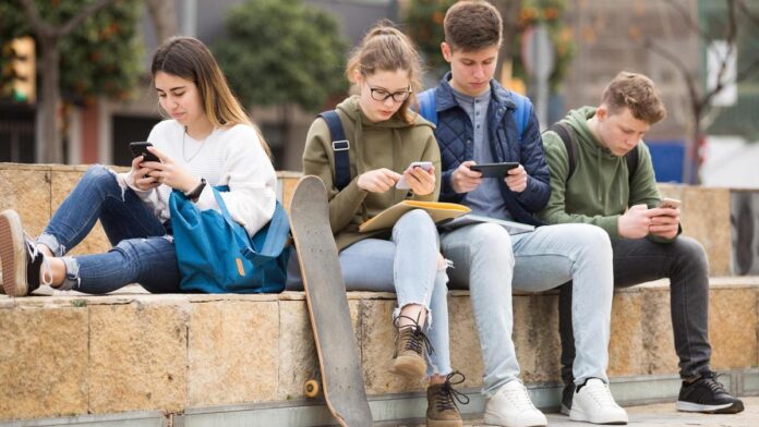 jóvenes en entorno urbano