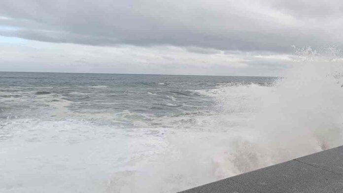 Oleaje fuerte en la costa catalana
