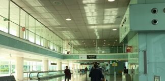 Pasajero con maleta caminando por la Terminal 1 del Aeropuerto de Barcelona-El Prat.