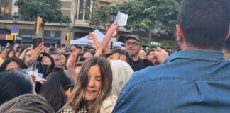 Momento de la agresión a la diputada de VOX Júlia Calvet durante los incidentes en Sant Jordi en Barcelona