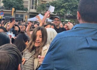 Momento de la agresión a la diputada de VOX Júlia Calvet durante los incidentes en Sant Jordi en Barcelona