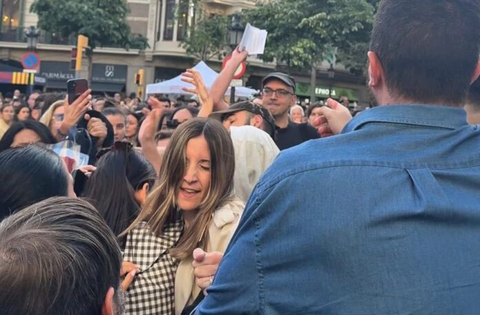 Momento de la agresión a la diputada de VOX Júlia Calvet durante los incidentes en Sant Jordi en Barcelona