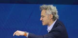 Alex Karp, CEO de Palantir, señalando con el dedo durante una intervención sobre tecnología y geopolítica.