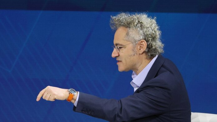 Alex Karp, CEO de Palantir, señalando con el dedo durante una intervención sobre tecnología y geopolítica.