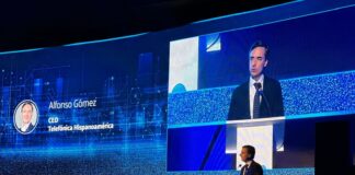 Alfonso Gómez Palacio en una charla en un escenario del mismo color que el logo de Telefónica.