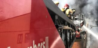 Bomberos de la Generalitat trabajando en la extinción de un incendio en una vivienda