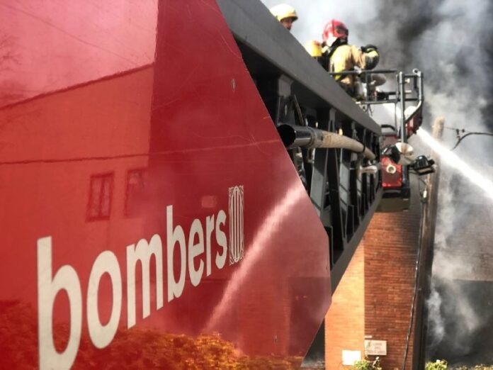 Bomberos de la Generalitat trabajando en la extinción de un incendio en una vivienda