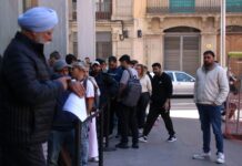 Colas a las puertas del Ayuntamiento de Barcelona para la regularización extraordinaria de inmigrantes.