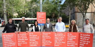 Miembros del PP de Barcelona con carteles de su campaña crítica durante la cumbre progresista en la ciudad