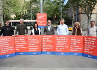 El PP da la bienvenida a la cumbre progresista de Sánchez con críticas al «fracaso» de la izquierda en Barcelona Miembros del PP de Barcelona con carteles de su campaña crítica durante la cumbre progresista en la ciudad