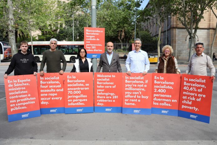Miembros del PP de Barcelona con carteles de su campaña crítica durante la cumbre progresista en la ciudad