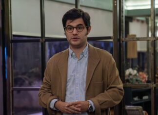 Carlos Oliva, consejero de VOX en Sarrià-Sant Gervasi, durante una intervención