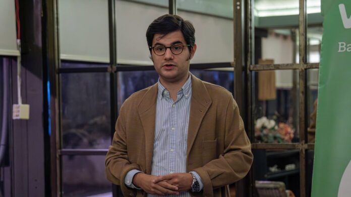 Carlos Oliva, consejero de VOX en Sarrià-Sant Gervasi, durante una intervención