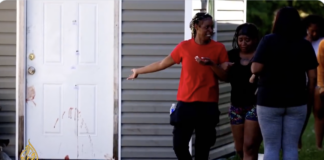 Puerta de una vivienda en Luisiana con manchas de sangre tras el tiroteo