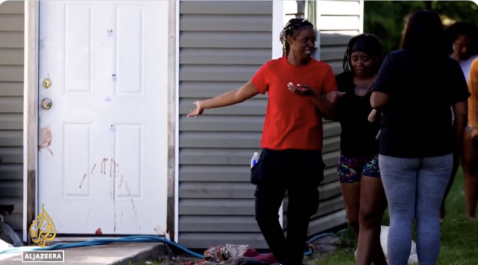 Puerta de una vivienda en Luisiana con manchas de sangre tras el tiroteo