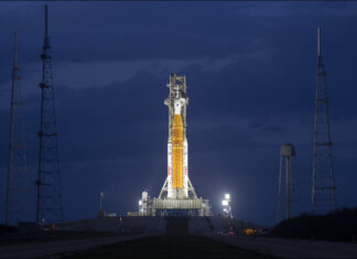Cohete Artemis II de la NASA en la plataforma de lanzamiento antes de su misión a la Luna