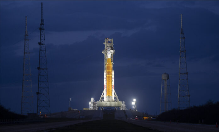 Cohete Artemis II de la NASA en la plataforma de lanzamiento antes de su misión a la Luna