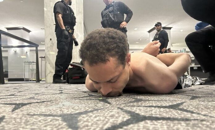 Cole Tomas Allen reducido por agentes de seguridad tras el intento de atentado contra Donald Trump en la Cena de Corresponsales