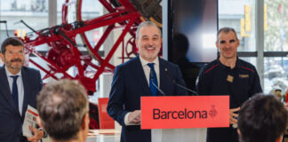Jaume Collboni presenta el plan estratégico de bomberos de Barcelona 2026-2035.