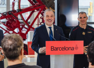 Jaume Collboni presenta el plan estratégico de bomberos de Barcelona 2026-2035.