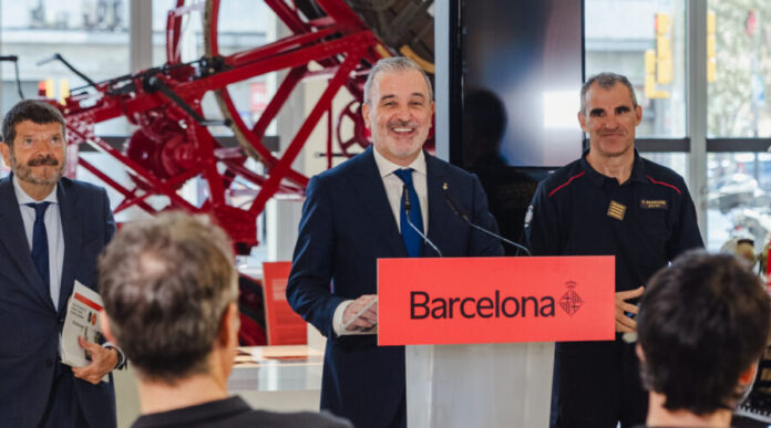 Jaume Collboni presenta el plan estratégico de bomberos de Barcelona 2026-2035.