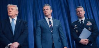 Donald Trump junto a Pete Hegseth y el general Dan Caine durante una comparecencia sobre la estrategia de defensa de Estados Unidos.