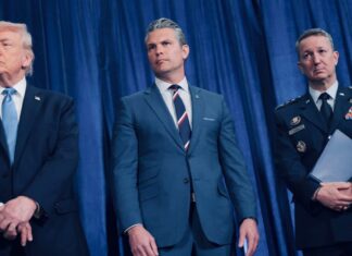 Donald Trump junto a Pete Hegseth y el general Dan Caine durante una comparecencia sobre la estrategia de defensa de Estados Unidos.