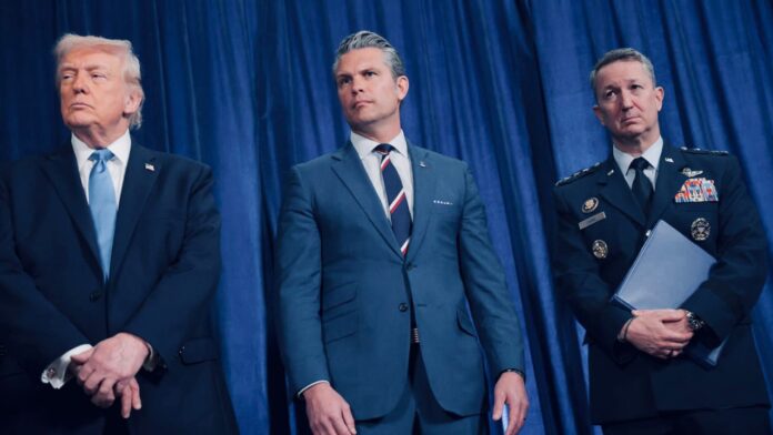 Donald Trump junto a Pete Hegseth y el general Dan Caine durante una comparecencia sobre la estrategia de defensa de Estados Unidos.