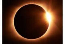Imagen de un eclipse solar total con el Sol parcialmente cubierto por la Luna