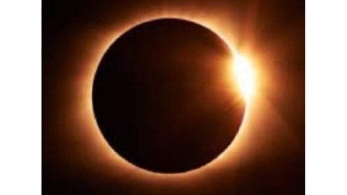 Imagen de un eclipse solar total con el Sol parcialmente cubierto por la Luna