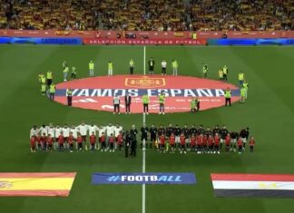 Jugadores de España y Egipto en el inicio del partido en el RCDE Stadium.