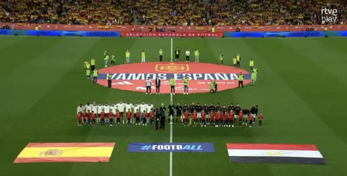 Jugadores de España y Egipto en el inicio del partido en el RCDE Stadium.