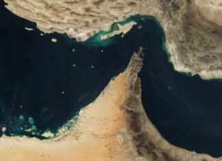 Vista satelital del Estrecho de Ormuz en plena tensión entre Estados Unidos e Irán