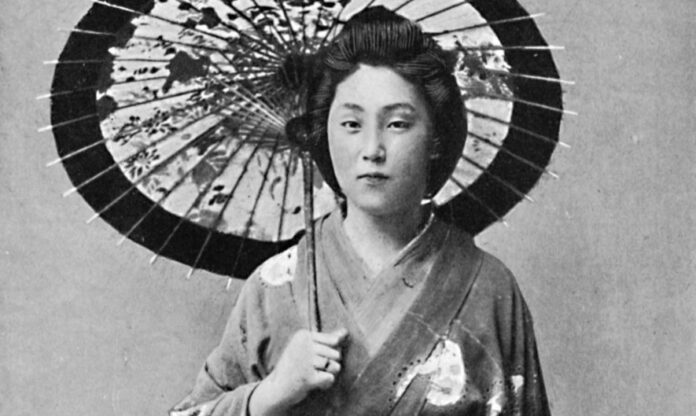 Mujer japonesa con kimono y sombrilla en el Japón del siglo XIX, imagen representativa de Forastera en la ciudad del sogún