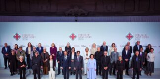 Foto de familia de los galardonados con la Creu de Sant Jordi 2026 junto al president Salvador Illa en el MNAC.