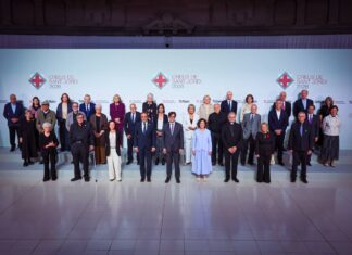 Foto de familia de los galardonados con la Creu de Sant Jordi 2026 junto al president Salvador Illa en el MNAC.