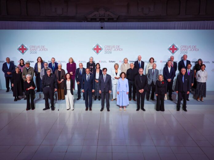 Foto de familia de los galardonados con la Creu de Sant Jordi 2026 junto al president Salvador Illa en el MNAC.