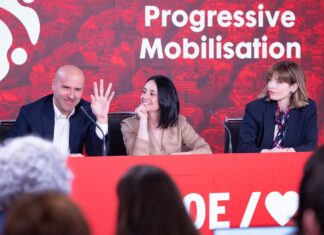 Barcelona acoge la cumbre progresista global impulsada por Sánchez frente al auge de la ultraderecha Giacomo Filibeck, Rebeca Torró y Hana Jalloul durante la presentación de la Global Progressive Mobilisation en Barcelona