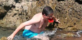 Joan Puig dentro de la piscina de Pedro J. Ramírez durante una protesta en Mallorca