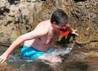 Joan Puig dentro de la piscina de Pedro J. Ramírez durante una protesta en Mallorca